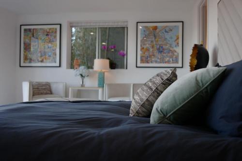 洛杉矶Skyline Serenity Luxe Suite-Private Room的卧室内的一张带枕头的蓝色床