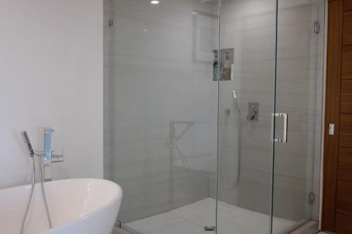 洛杉矶Skyline Serenity Luxe Suite-Private Room的带淋浴、卫生间和盥洗盆的浴室