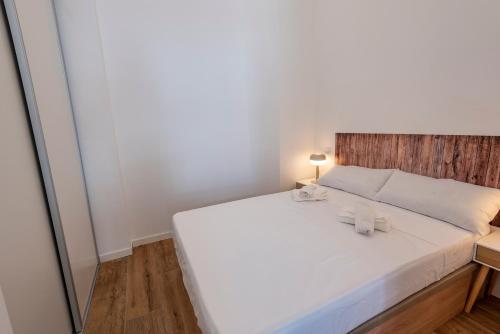 马德里Madrid centro, cálido nuevo, wifi, lava y secarropas的卧室配有白色床和毛巾