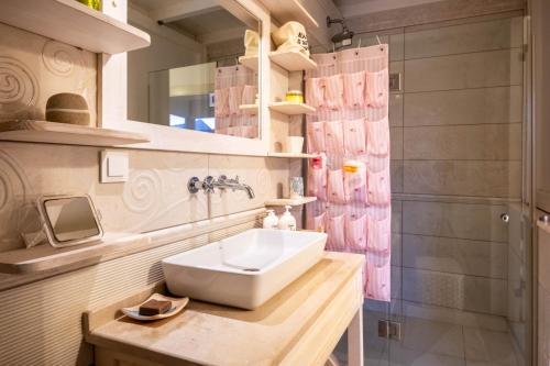 阿拉恰特Luxury Duplex Villa w Pool and Garden in Alacati的一间带水槽和淋浴的浴室