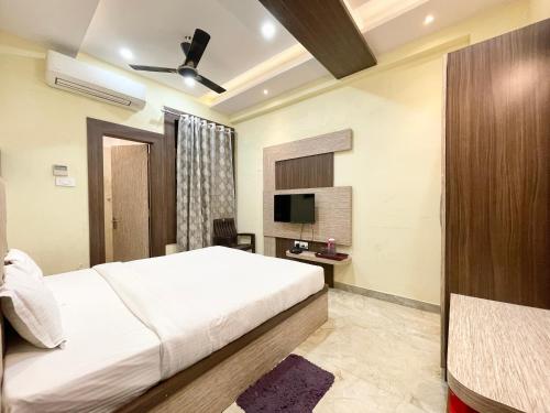 瓦拉纳西Hotel Nandini Palace ! Varanasi ! ! fully-Air-Conditioned-hotel family-friendly-hotel, near-Kashi-Vishwanath-Temple and Ganga ghat的酒店客房,配有床和电视
