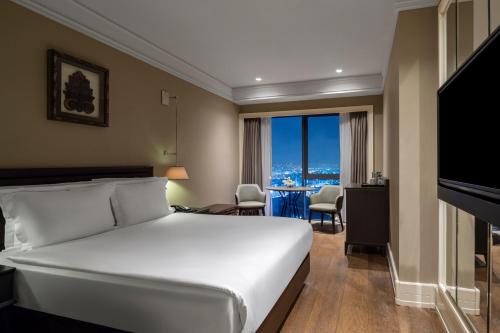 伊斯坦布尔Windsor Hotel & Convention Center Istanbul的美景酒店客房 - 带一张大床