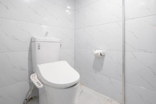 蒲郡市glampark Kaiyokaku Aichi的白色的浴室设有卫生间和遥控器