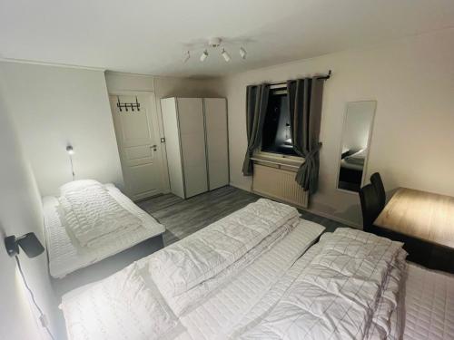 基律纳Kiruna accommadation Sandstensgatan 24的一间卧室设有两张白色的床和窗户