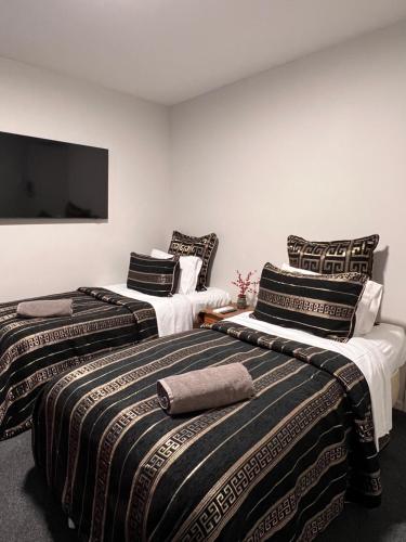 凯库拉柳岸汽车旅馆的两张睡床彼此相邻,位于一个房间里