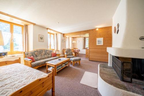 LavinChasa Plazza Gronda的客厅设有一张床和一个壁炉