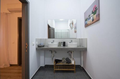 阿吉内金海滩Guacimara Apartments的浴室设有2个水槽和镜子