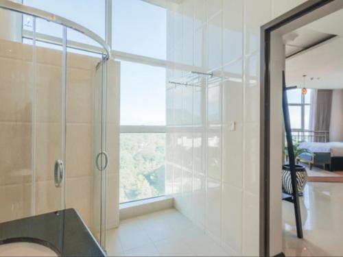 阿鲁沙Sanna Boutique Hotel的浴室设有玻璃淋浴间和窗户