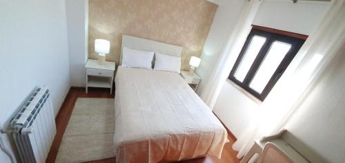 卡尔达斯达·赖尼亚Caldas da Rainha's Green & Brown的卧室配有一张白色大床