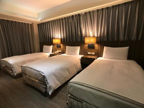 巴黎商务酒店客房内的一张或多张床位