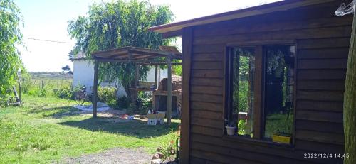 巴拉德瓦利扎斯Magavilla的庭院旁的带凉棚的木屋