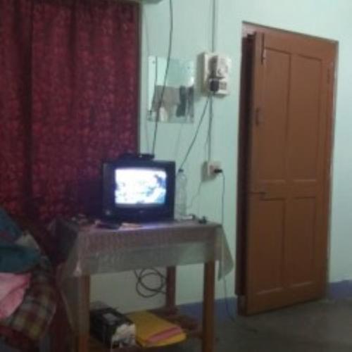 Hotel 4-U Assam的一张桌子上的小电视