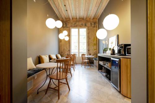 巴塞罗那Hostal Porxos Garden的厨房以及带桌椅的用餐室。