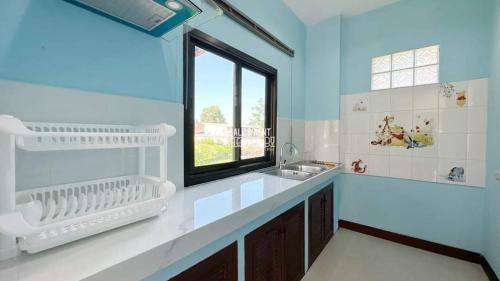 苏梅岛Happy Home Villa 1的一个带水槽和窗户的大厨房