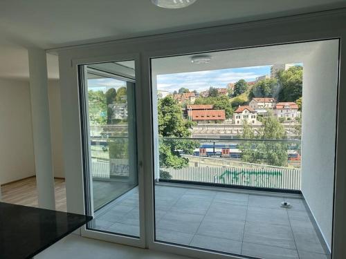 沙夫豪森Wohnung Neubau in Schaffhausen的市景客房 - 带滑动玻璃门