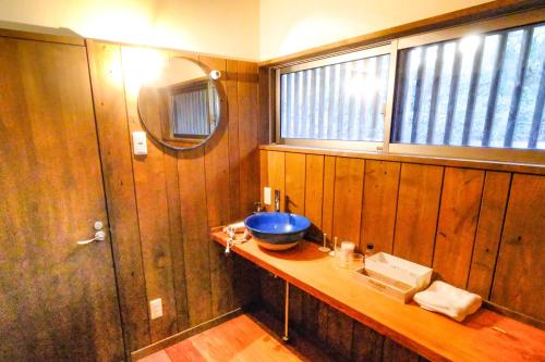 今治市しまなみ宿Gyoku的一个带水槽和碗在柜台上的浴室