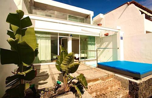 卡门港Luxury Villa Rincon del Mar- Old Town - Puerto del Carmen的旁边是一间蓝色的床的房子