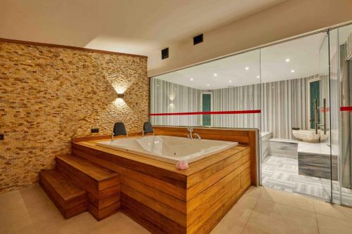 卡斯塔莫努Park Dedeman Kastamonu的大型浴室设有浴缸和淋浴。