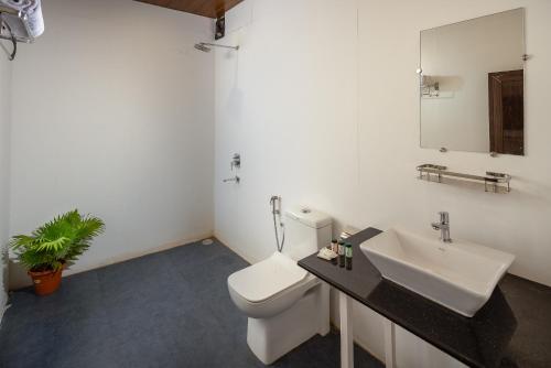 帕特南Crystall Goa Turquoise Edition的浴室配有白色卫生间和盥洗盆。
