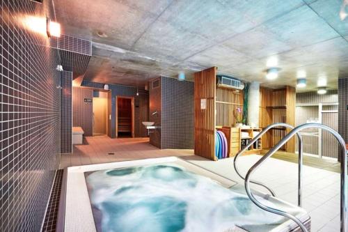 科沃布热格Royal 111的客房内的带按摩浴缸的浴室