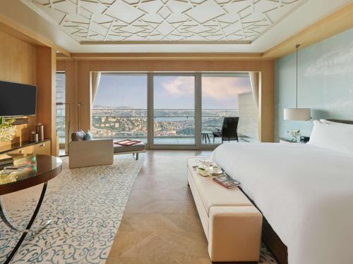 伊斯坦布尔伊斯坦布尔莱佛士酒店的一间带大床的卧室和一间客厅