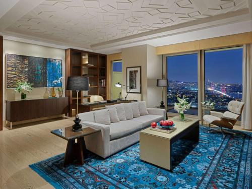 伊斯坦布尔伊斯坦布尔莱佛士酒店的客厅配有白色沙发和大窗户