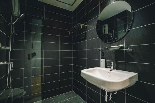 拉廊加拉酒店的一间带水槽和镜子的浴室