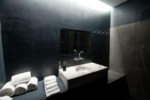 波尔图Babel的浴室配有盥洗盆、镜子和毛巾