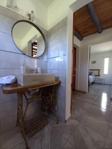 圣何塞La Rosa del Azafrán - Alojamiento Rural - Ranchos de Vacaciones en Entre Ríos的浴室设有水槽和墙上的镜子