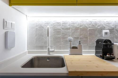马德里Estudio moderno y acogedor en Madrid Rio nº5的厨房配有水槽和台面