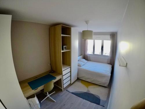 南特Charming & cosy rooms Nantes (chambres chez l'habitant)的一间小卧室,配有一张床和一张书桌