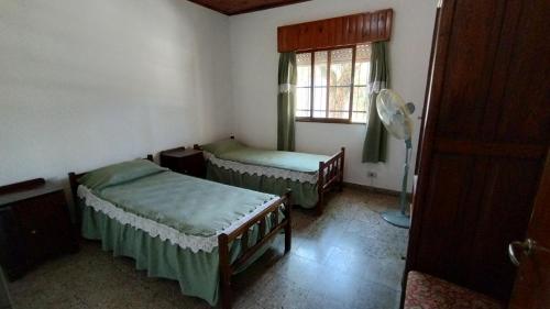 GualeguaychúLo de Silvia的客房设有两张床和窗户。