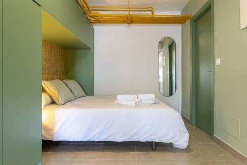 马德里Estudio moderno y acogedor en Madrid Rio nº7的一间卧室配有一张床,上面有两条毛巾