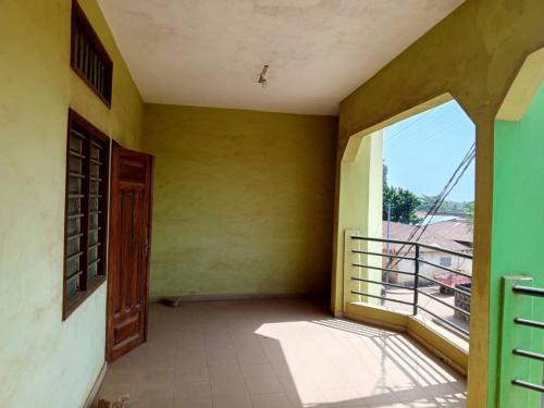 OuidahAppat'Adjanohoun的一间空房间,设有门和阳台