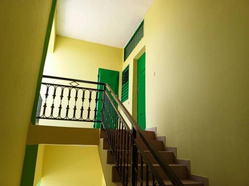 OuidahAppat'Adjanohoun的一座带绿门的建筑中的楼梯