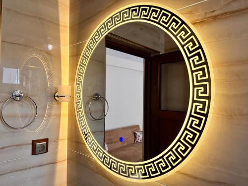 DereceörenABANT DORT MEVSİM KONAĞI HOSTEL的浴室墙上的圆镜子