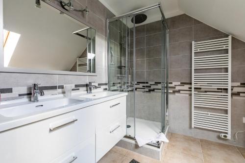 QuatzenheimLe Chêne - Appt au calme pour 5的一间带两个盥洗盆和淋浴的浴室