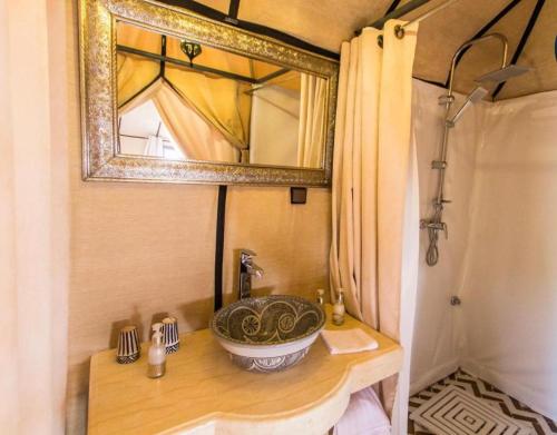 梅尔祖卡Merzouga Stars Luxury Camp的浴室设有水槽和镜子,位于柜台上