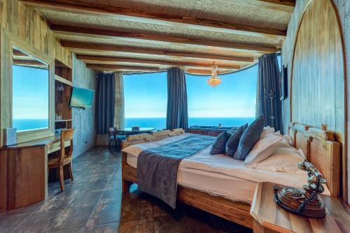 朱尼耶海湾精品酒店的一间卧室设有一张大床,享有海景
