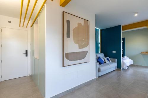 马德里Estudio moderno y acogedor en Madrid Rio nº 9的客厅配有沙发和墙上的照片