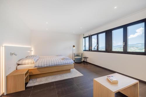 卢加诺Villa Girandola with private, heated pool的一间卧室设有一张床和一个大窗户