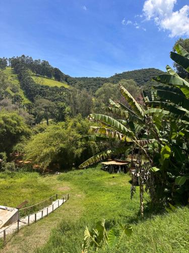 坎波斯杜若尔当Recanto São Francisco的享有山脉背景的田野景色