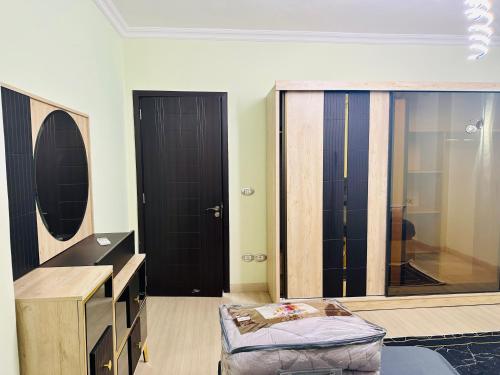 开罗Modern Comfy Flat的更衣室配有镜子和桌子
