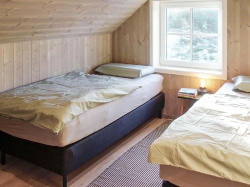 KarvågHoliday home Averøy VII的一间卧室设有两张床和窗户。