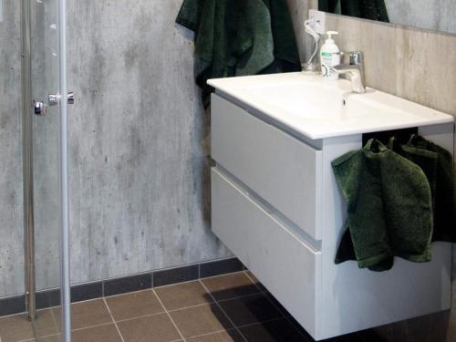 KarvågHoliday home Averøy VII的浴室配有白色水槽和淋浴。