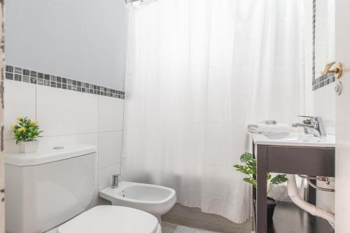 布宜诺斯艾利斯Fliphaus Esmeralda 900 - 2 Bd Calle Florida的白色的浴室设有卫生间和水槽。