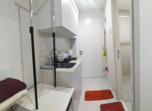 巴厘巴板Pentapolis Apartment的带淋浴和盥洗盆的小浴室