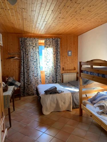 德沃吕伊La Tourtette的一间卧室配有两张床和一张双层床。
