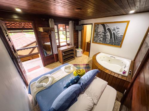 阿布拉奥Canoa Abraão的享有空中景致,设有带浴缸和水槽的浴室