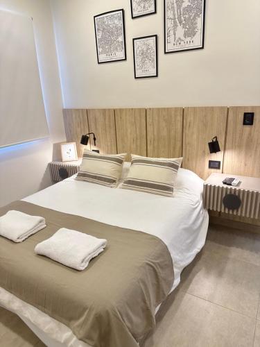 耶尔瓦布埃纳Casa Ceibo - Bon Repos的卧室配有一张带白色床单和枕头的大床。